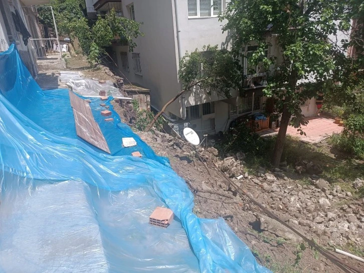 Yağışlardan Sonra istinat Duvarı Çöktü