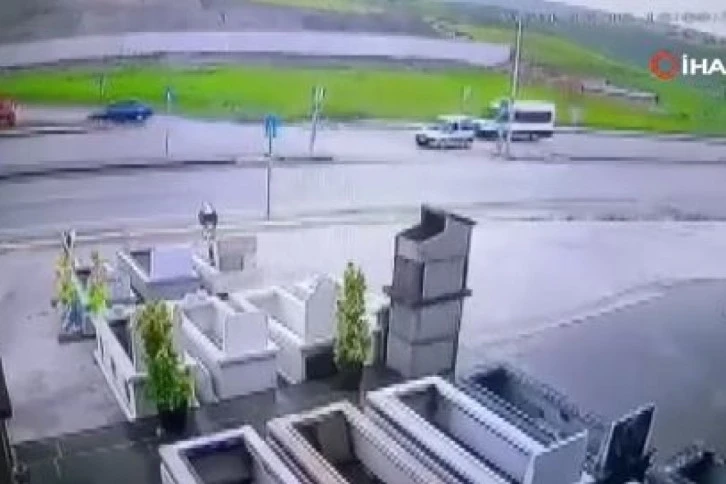 Park Halindeki Otomobile Çarptı