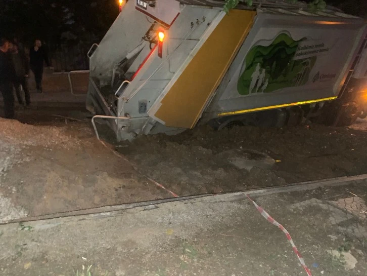 Çöp Kamyonu İşçilerin Üzerine Devrildi