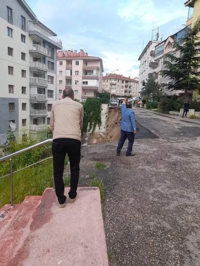 Yeni Onarılan Yol Çöktü