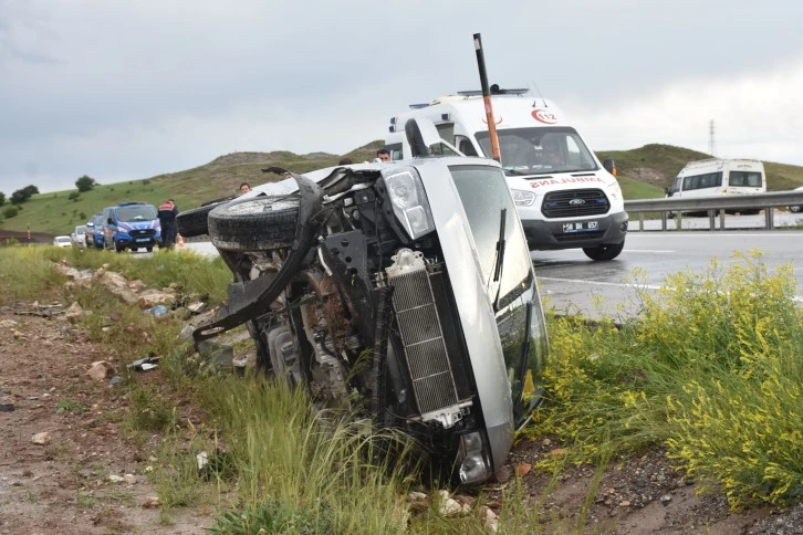 Sivas'ta Minibüs Devrildi: 4 Yaralı