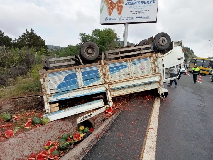 Meyve Yüklü Kamyon Devrildi