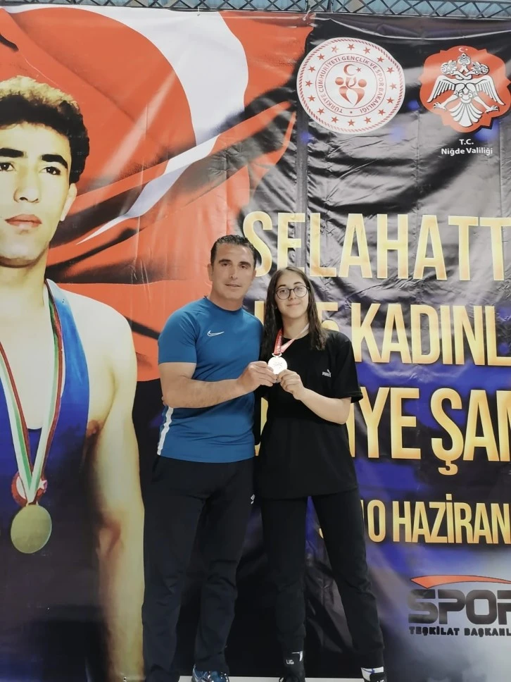 Eylül ve Latife Gururlandırdı