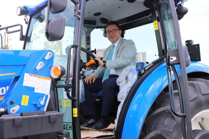 SBTÜ’ye Traktör Bağışı