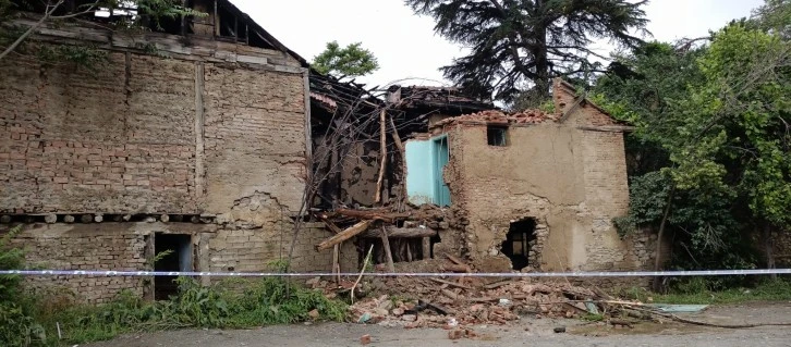 Yıldırım Düşen Metruk Bina Yandı