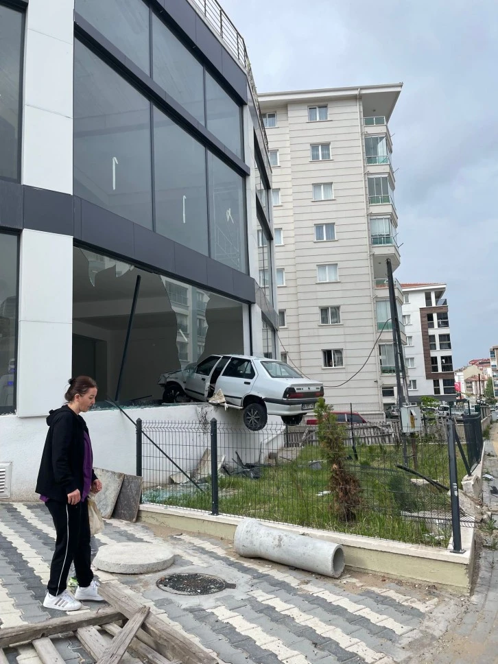 Kaldırımdan Seken Araç Dükkanda Asılı Kaldı