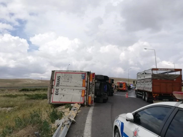 Kazada Sıkışan Sürücüyü İtfaiye Kurtardı