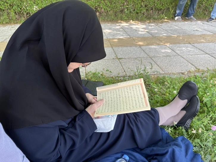 Torununu Kapıda Kur'an Okuyarak Bekledi