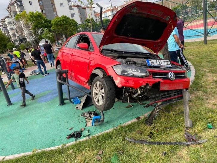 Fren Yerine Gaza Basınca Parkta Asılı Kaldı