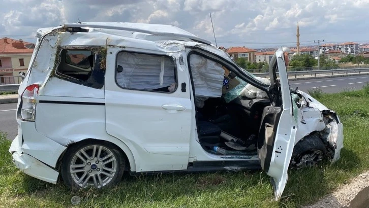 Hafif Ticari Araçla Tır Çarpıştı: 2 Yaralı