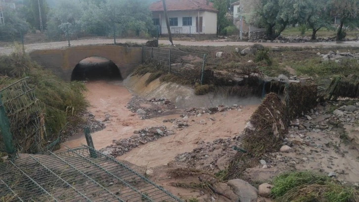 Sağanak Sele Döndü