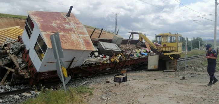 Hat Bakım Makinesi Kamyonla Çarpıştı: 8 Yaralı