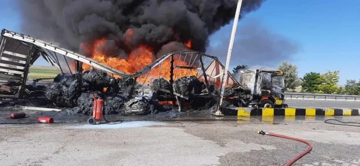Kumaş Yüklü Tır Yandı