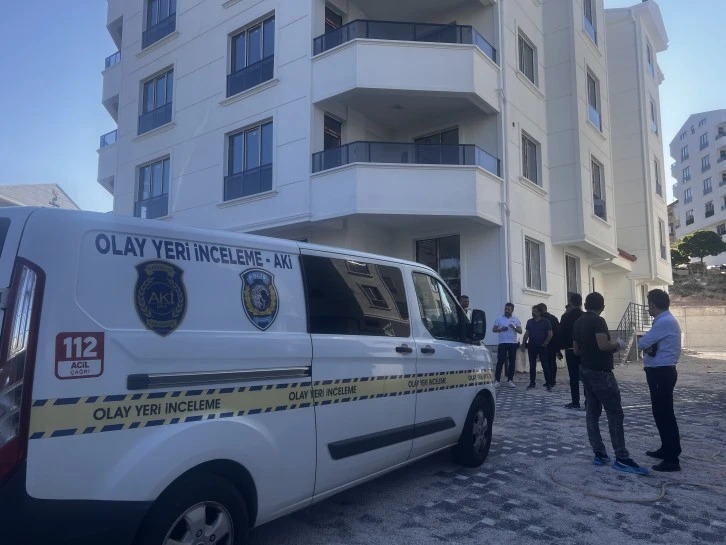 Yeni Aldığın Evin Apartman Boşluğunda Can Verdi