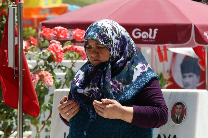 Şehitlikte Hüzünlü Bayram