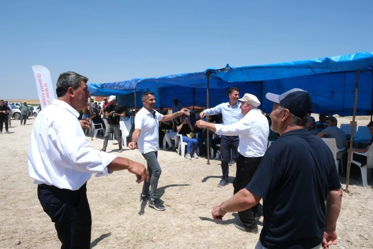 Başkan Çiftçilerle Çiftetelli Oynadı