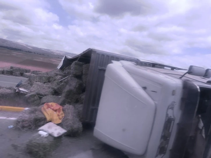 Saman Yüklü TIR Devrildi Sürücü Yara Almadan Kurtuldu