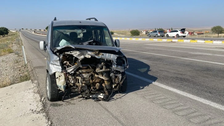 Otomobil Hafif Ticari Araçla Çarpıştı