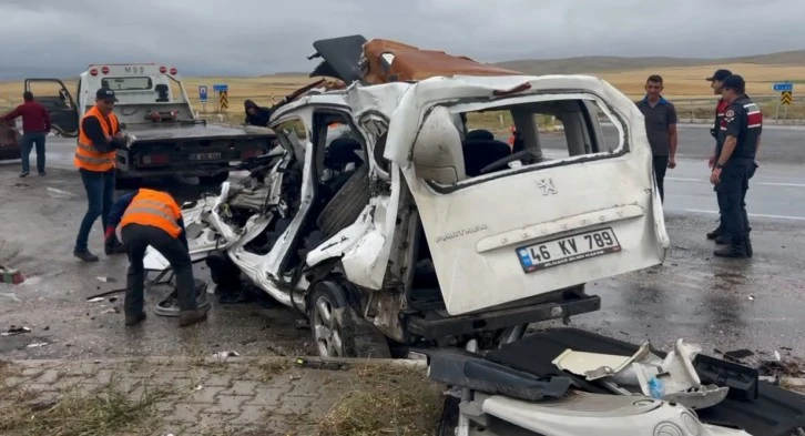 Vinçle Hafif Ticari Araç Çarpıştı:  2 Ölü 4 Yaralı