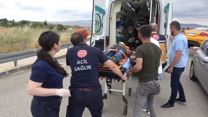 Ticari Taksi Otomobile Çarptı: 3 Yaralı