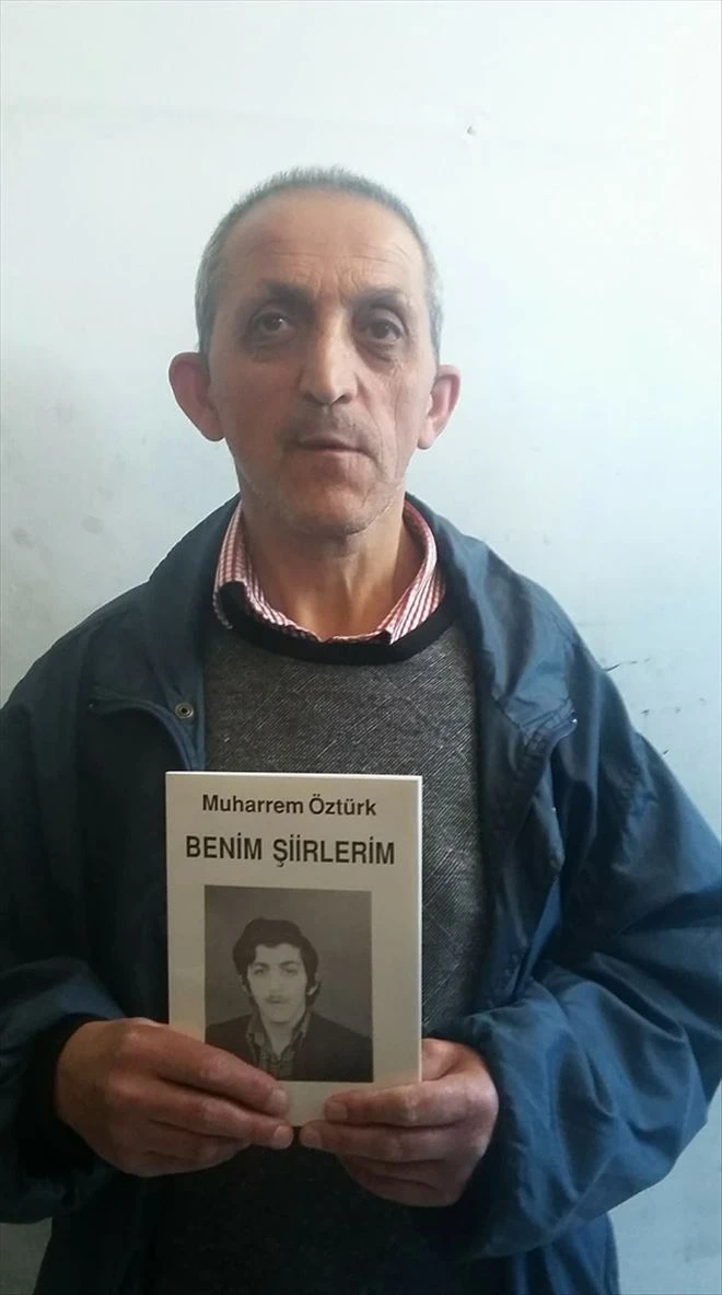 Şiir Tutkunu Öztürk Satılan Kitabının Mutluluğunu Yaşıyor