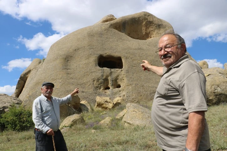 Kayadaki Oyuklar Gizemini Koruyor