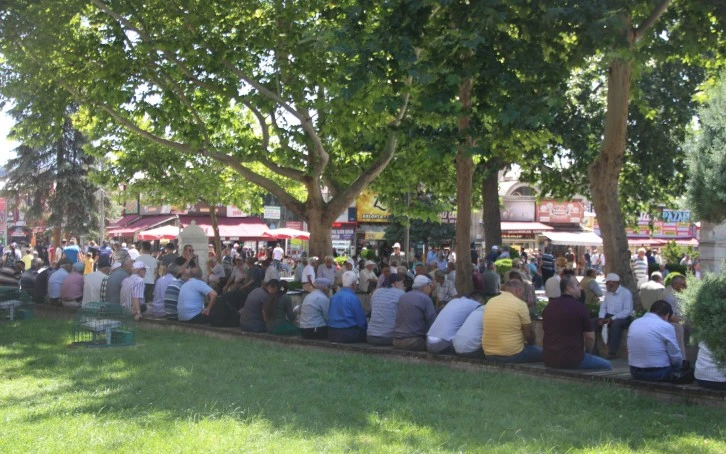 Termometreler 35'i Göster Vatandaşlar Gölgelere Kaçtı