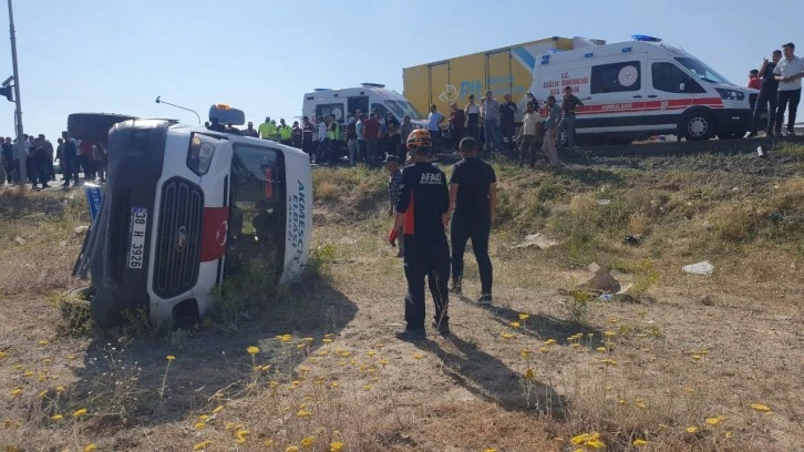 Yolcu Minibüsü ve Kamyon Çarpıştı: 12 Yaralı