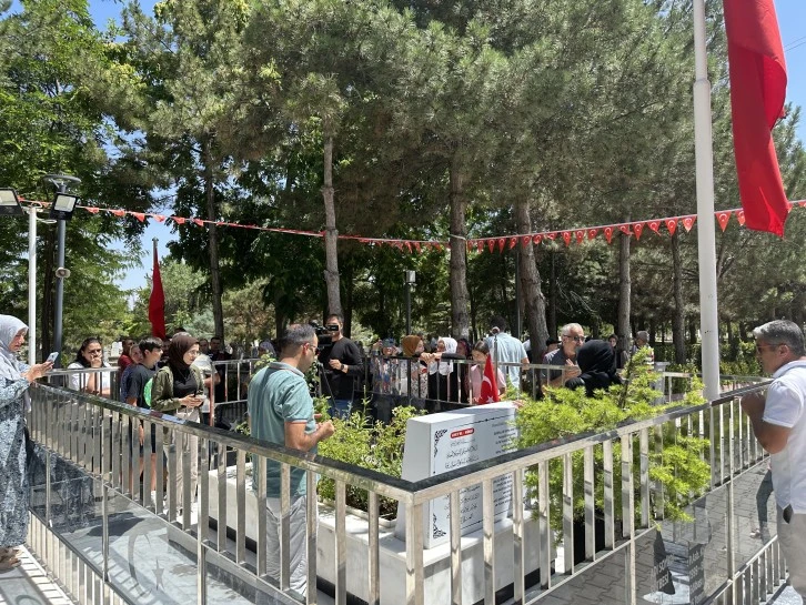 Ömer Halisdemir'in Kabrine Ziyaretçi Akını
