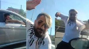 Hamile Kadının Bulunduğu Otomobilin Yolunu Kesen Sürücü Camları Yumrukladı