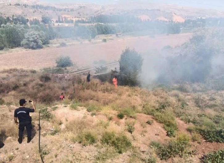 Arazi Yangını Ekiplerin Müdahalesiyle Söndürüldü