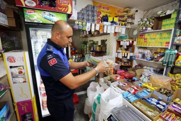 Ruhsatsız Bakkalda Tarihi Geçen Ürünlere El Konuldu