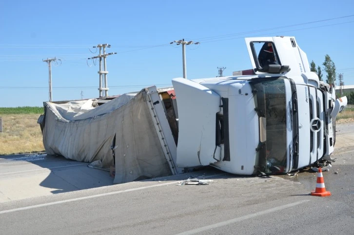TIR Devrildi Sürücüsü Yaralandı