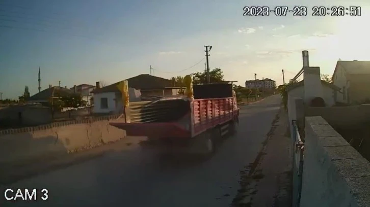 Kamyon Motosiklete Çarptı: 1 Ölü