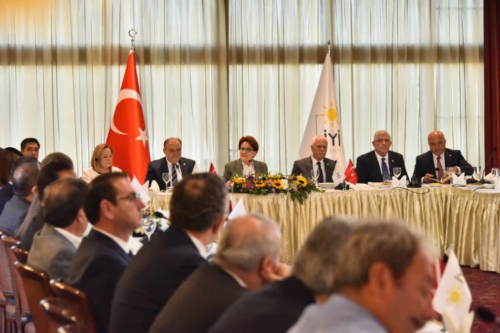 Akşener Milletvekilleriyle Bir Arada