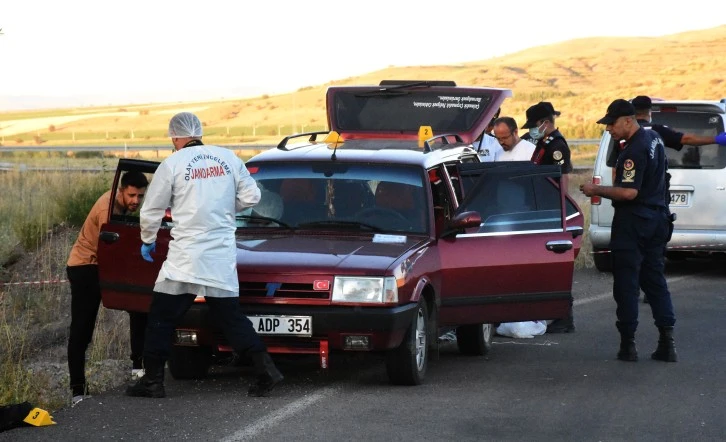 Park Halindeki Araçta İki Ceset Bulundu