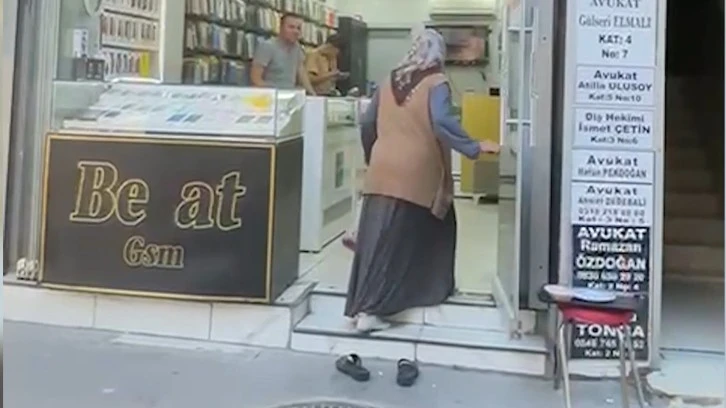 Kirlenmesin Diye Terliklerinin Çıkaran Teyze Duygulandırdı