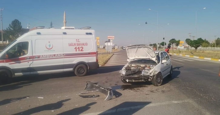 Otomobil ve Traktör Çarpıştı: 3 Yaralı