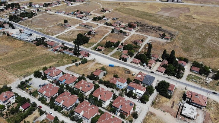 Caddenin Bir Tarafında Var Bir Tarafında Yok