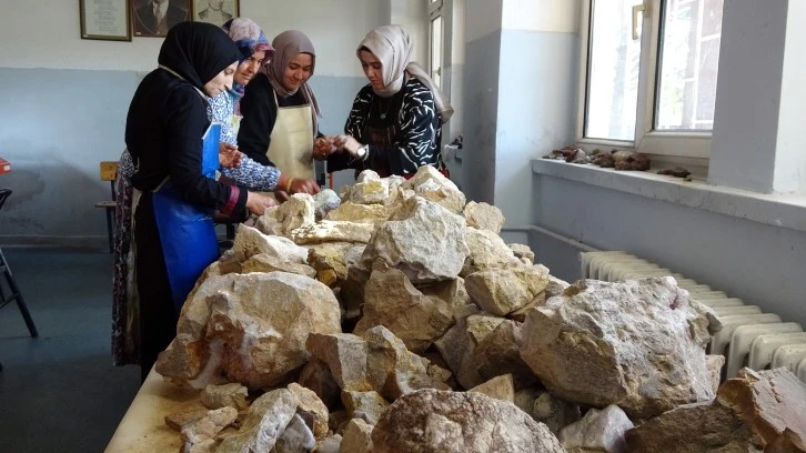 Doğadan Çıkarılıp Marifetli Ellerle Takıya Dönüştürülüyor