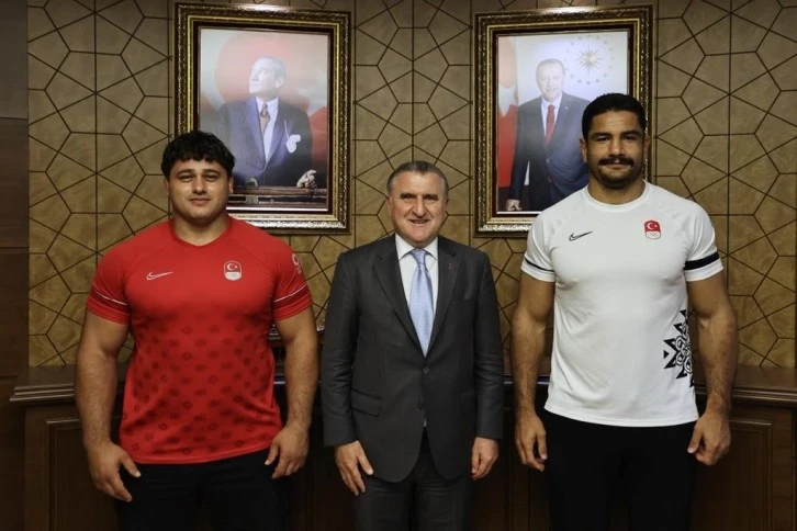 Bakan Milli Güreşçilerle Bir Arada