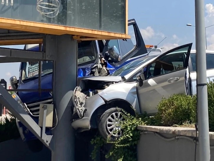 İki Araç Reklam Direğine Çarptı: 7 Yaralı
