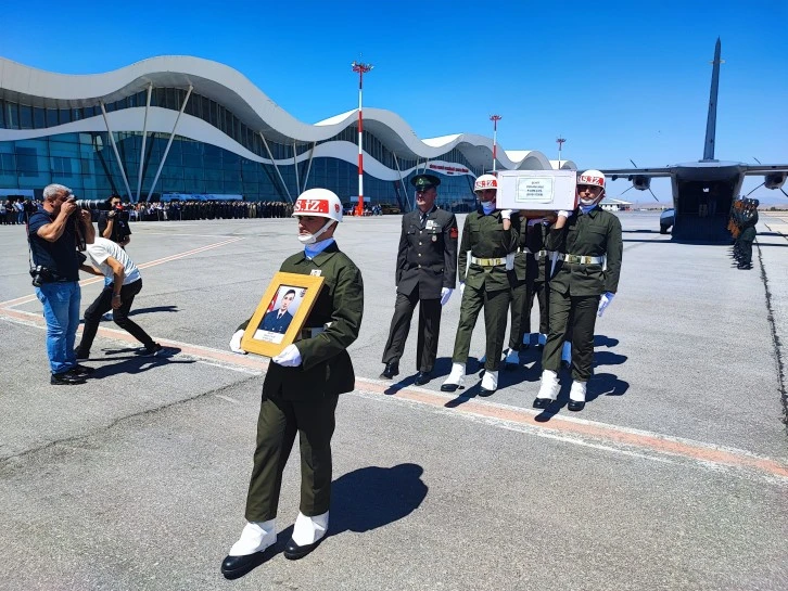 Sivas Şehidini Karşıladı