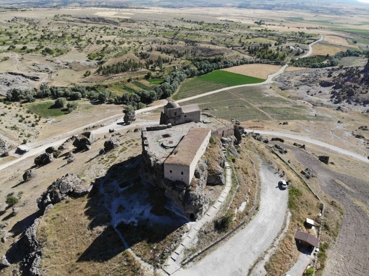 Yüksek Kilise Göz Kamaştırıyor