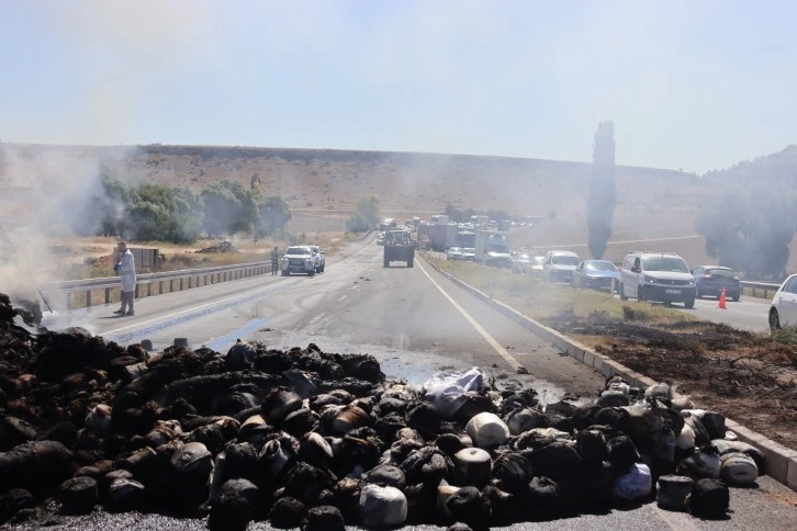 İp Yüklü Tır Alev Alev Yandı