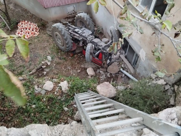Traktör devrildi: 2 Ölü