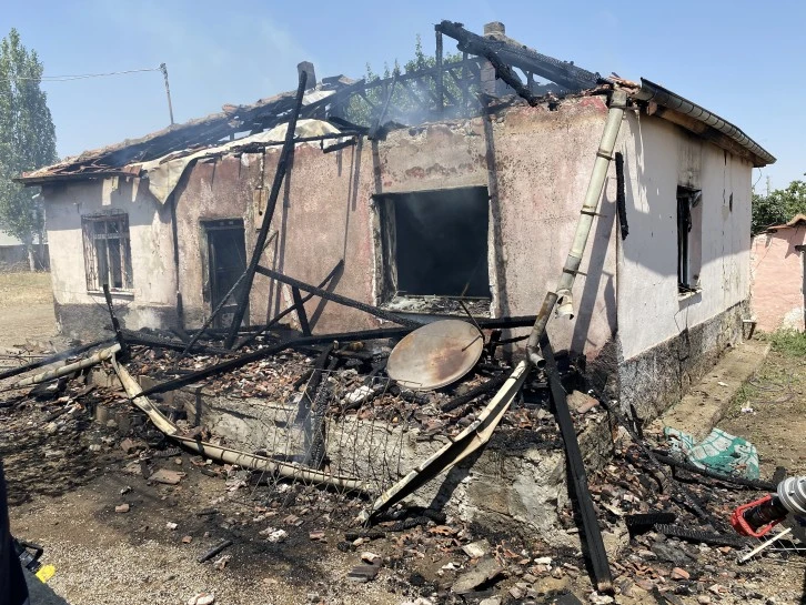 Çocuklarını Yangın Çıkarmak İsterken Dumandan Etkilendi