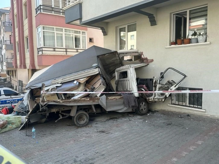 Freni Boşalan Kamyon Binaya Çarptı: 1 Ölü