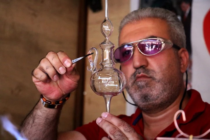 Nefesiyle Cama Şekil Veriyor