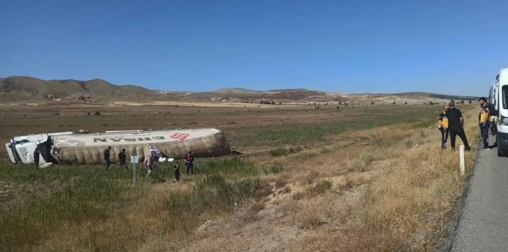 Devrilen Tırın Sürücüsü Yaralandı